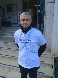 Brolo, Nino Germanà in catene: “Silenzio assurdo sui mutui”