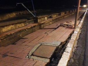Crolla la banchina sul lungomare (video)