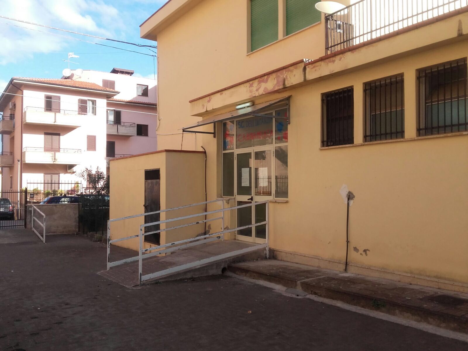 Spazzatura e sfalci accatastati nel cortile dell’asilo. Che vergogna!