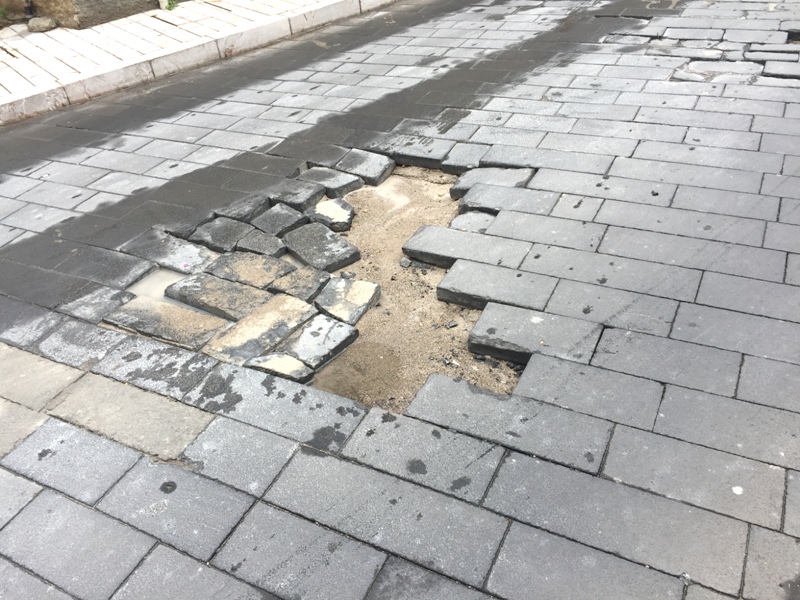 Buche, transenne e… nessun intervento! Il mistero di via Carraffello