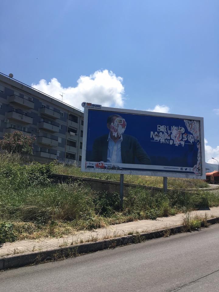 Manifesti elettorali imbrattati. Nessun atto vandalico. Copertura apposita per scadenza dei termini