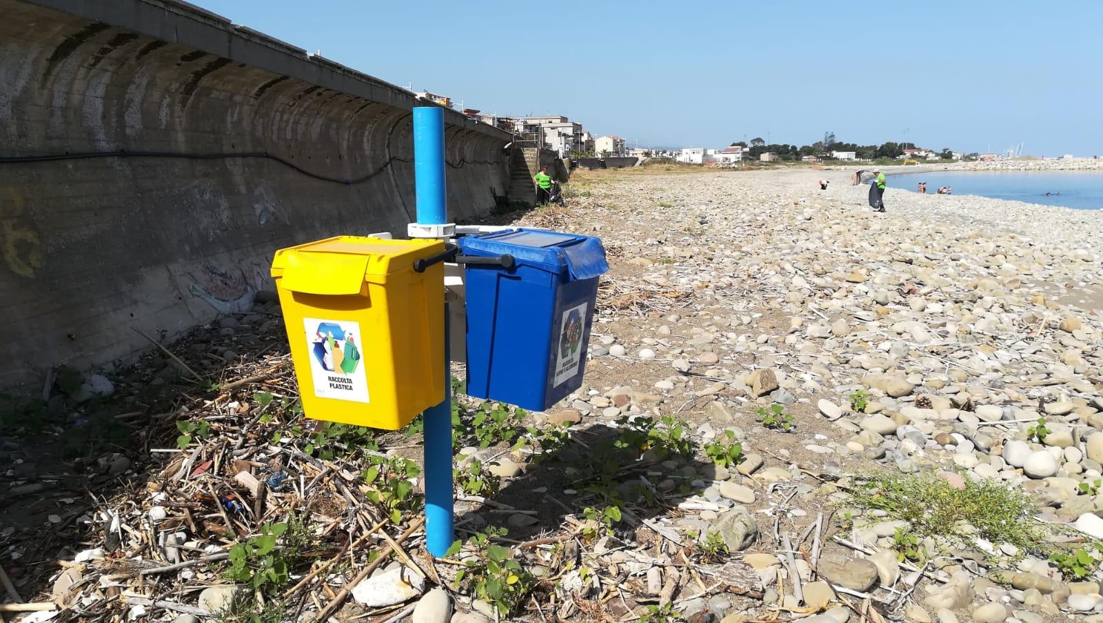 Proficua giornata di pulizia dell’arenile. Installate in spiaggia le isolette ecologiche.