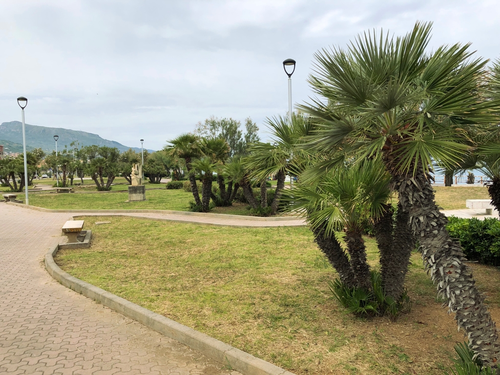 Pulizia di ville e verde pubblico. Manutenzione dei giochini a villa Bianco.