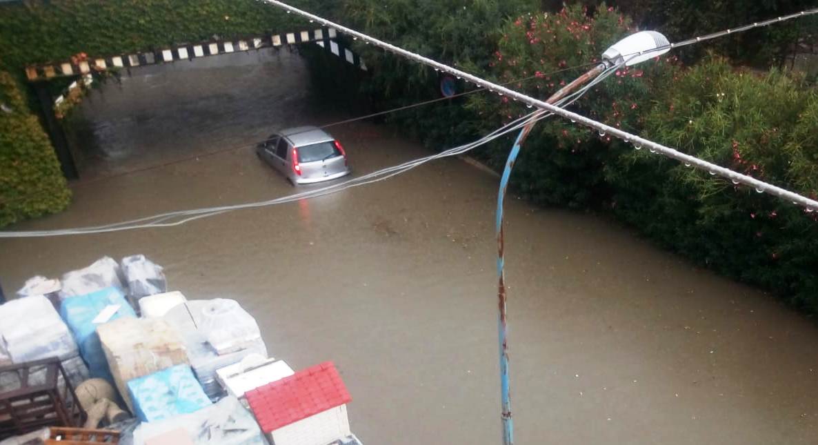 Bomba d’acqua ed allagamenti. Smottamento su via Ragusa. (Foto e intervista)