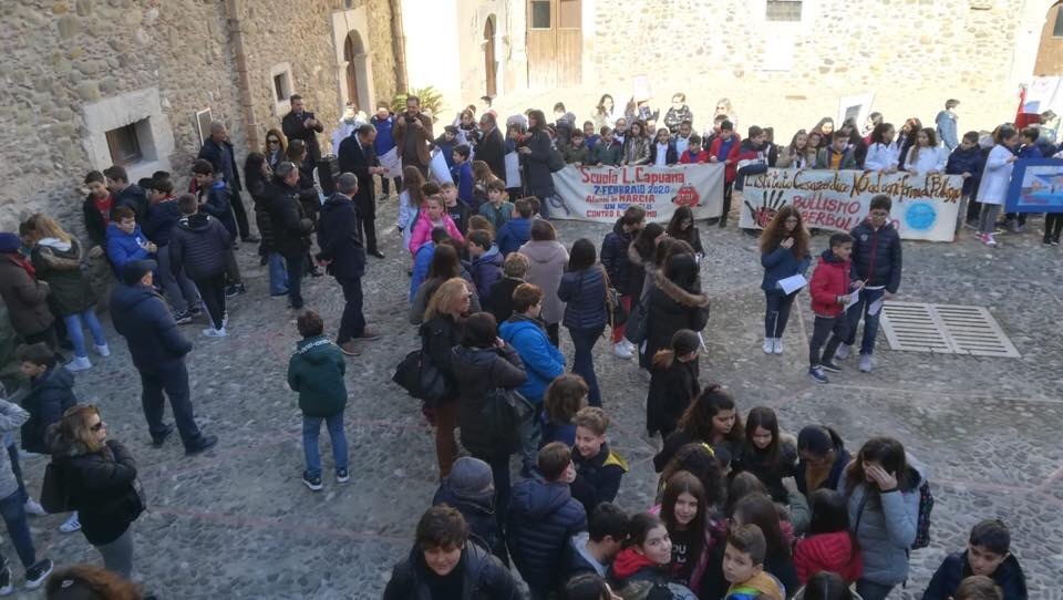 Un “nodo blu” contro il bullismo. Bella iniziativa degli alunni dell’istituto Cesareo.