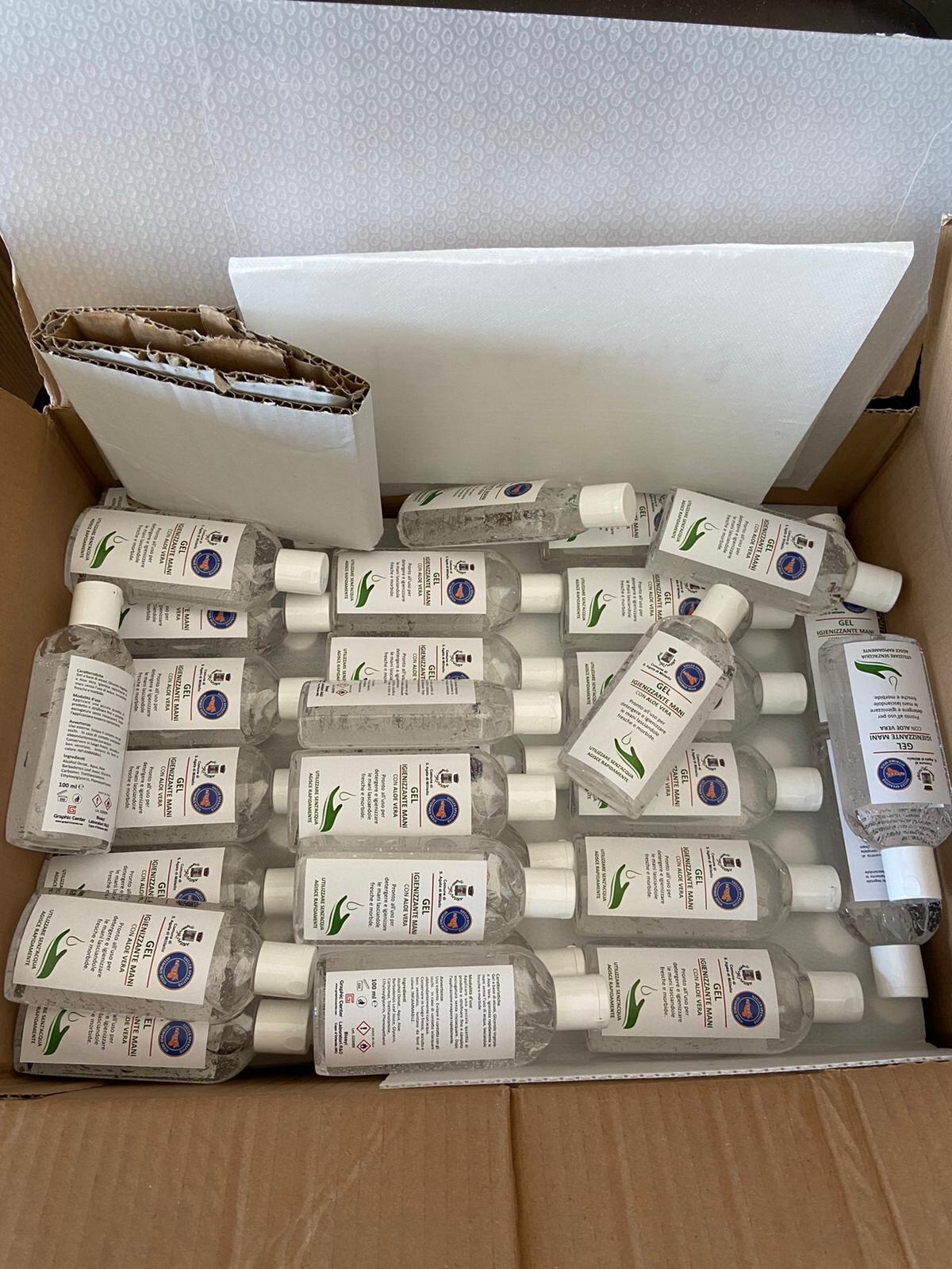 Via alla consegna dei buoni spesa. Distribuiti anche mascherine e igienizzante.