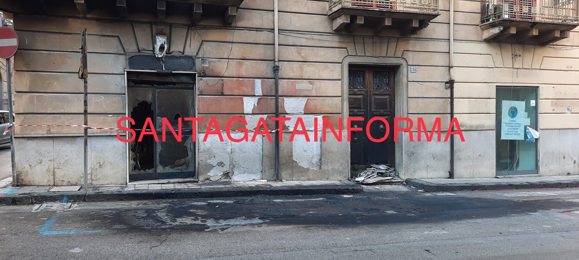 Auto in fiamme nella notte in via Medici