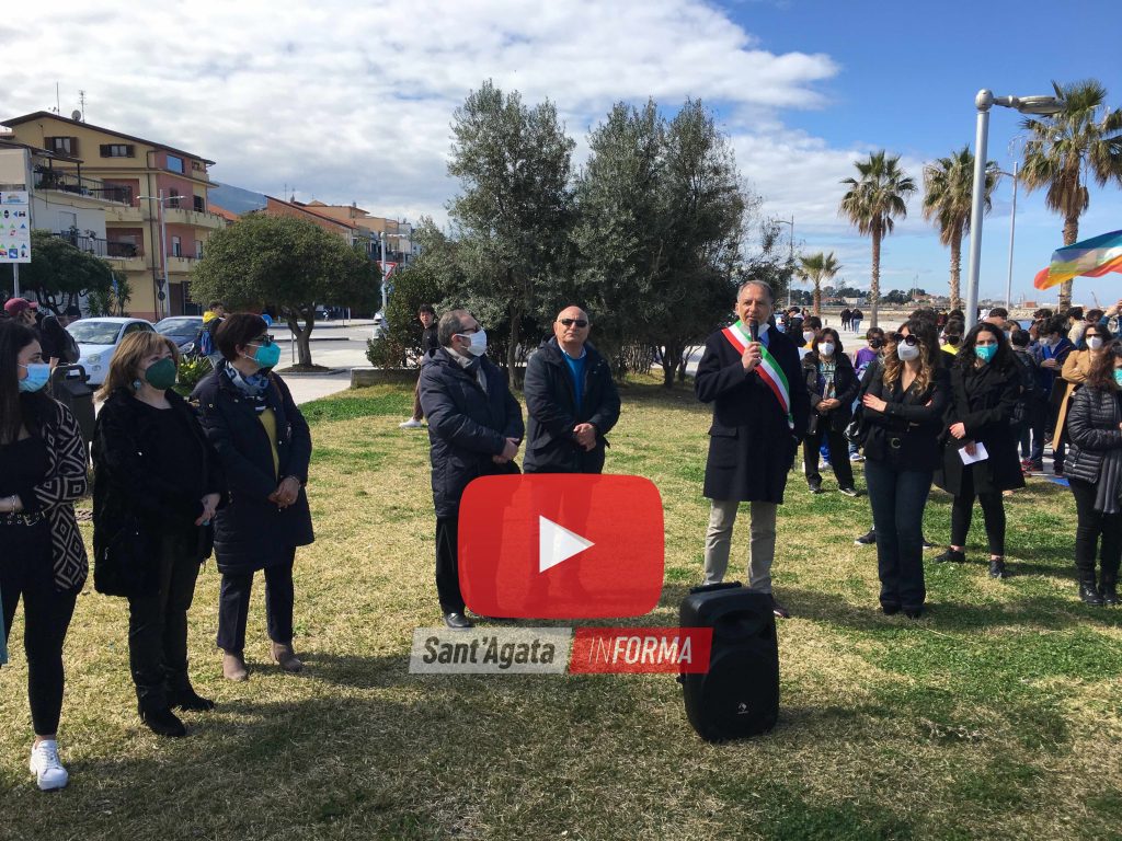 L’arcobaleno della PACE colora Sant’Agata. Mille studenti in corteo per dire NO alla guerra (FOTO e VIDEO)