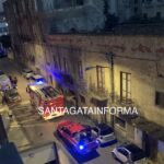Via Sardegna, calcinacci cadono da un palazzo su auto in sosta