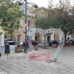 Danneggiata l'installazione natalizia in piazza Consolo. Caccia ai vandali con la videosorveglianza