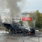 Imbarcazione in fiamme... sull'autostrada! Incendio domato dai Vigili del Fuoco, nessun ferito